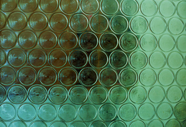 玻璃墙上的圆形图案图片下载