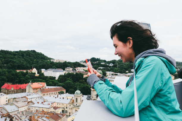中东妇女从上方拍摄利沃夫老城区的照片图片下载