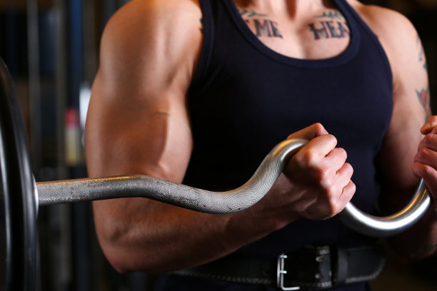 爱运动的年轻人锻炼肱二头肌图片下载