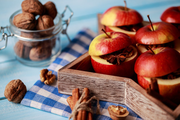 烤苹果和肉桂在乡村背景。秋冬甜点。一个美味的烤苹果与圣诞装饰的特写照片图片下载