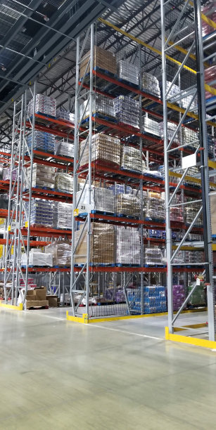 仓库过道上有个开叉车的男人图片下载