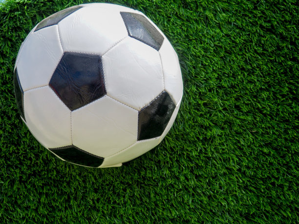 传统的足球在足球场上图片下载