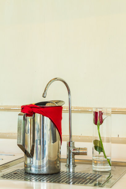 不锈钢冷水壶和水龙头过滤器。图片下载