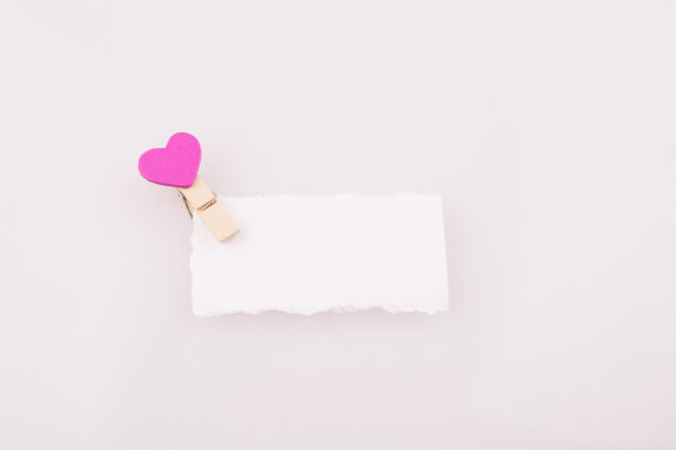 心夹在纸上图片下载