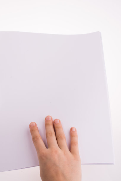 手里拿着一张纸图片下载