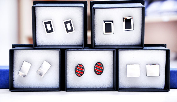 一套漂亮的铂金袖扣，各种形状，袖扣在盒子与银色表面和伟大的黑色和银色和红色的组合。附件为男性图片下载