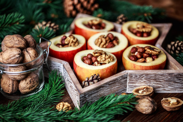 烤苹果和肉桂在乡村背景。秋冬甜点。一个美味的烤苹果与圣诞装饰的特写照片图片下载