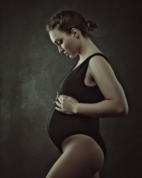 的后代。一个孕妇在摄影棚里摆姿势。女性肖像图片下载