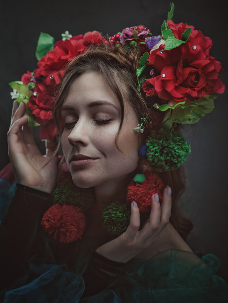 佩戴传统民族风头饰的美丽成年女性艺术肖像图片下载