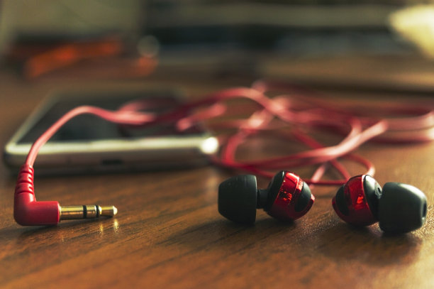 桌上放着耳机图片下载