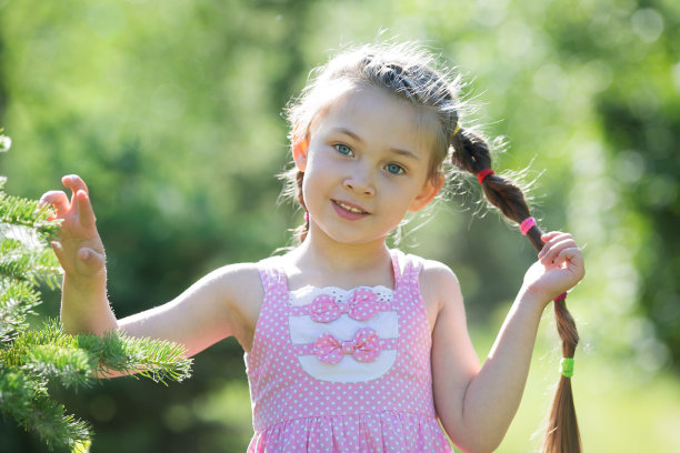 森林里穿着粉红色连衣裙的5岁女孩图片下载