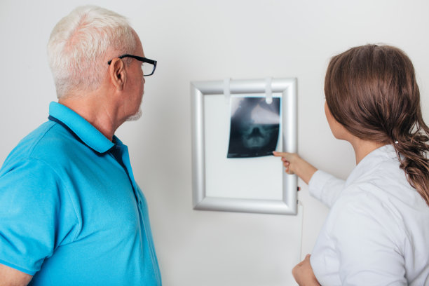 医生与老年患者在医生办公室检查x光片图片下载