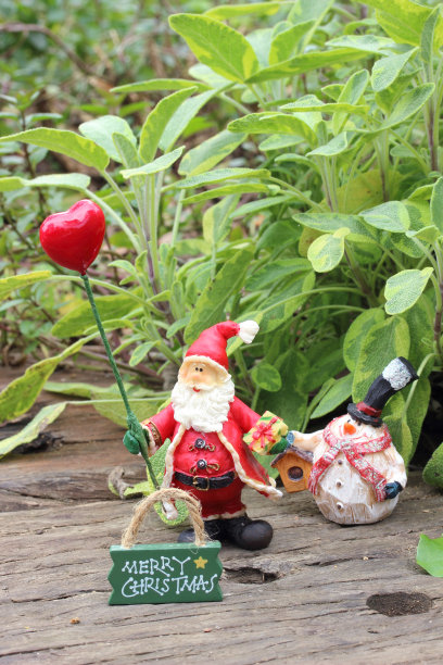 圣诞老人和雪人在花园里图片下载