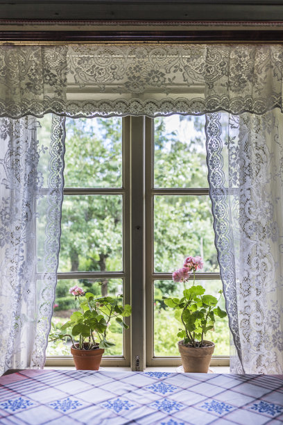带有花边窗帘的旧农舍窗户图片下载