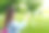 女孩女生少年。夏天在自然。他的背包后面拿着一部智能手机。照片在电话中。用耳机播放音乐。街头摄影的概念。图片下载