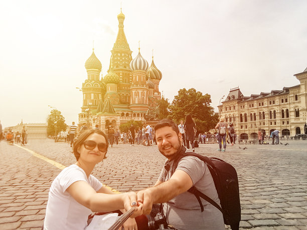 一对年轻夫妇在圣巴西尔大教堂自拍图片下载