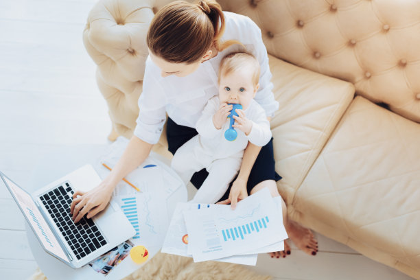 俯视图图片忙碌的女人，而工作图片下载