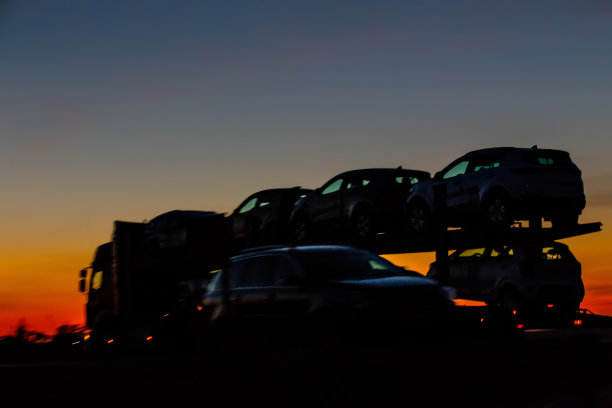 卡车在高速公路上运送新车图片下载