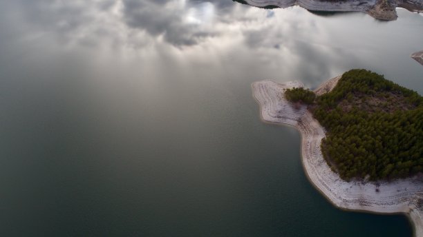 无人机拍摄湖面和云朵的倒影。空中景观图片下载