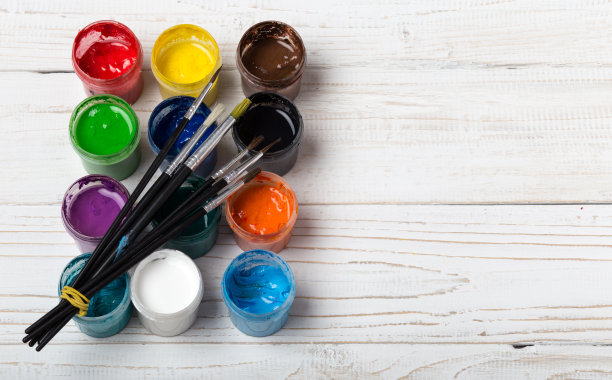 艺术家的工作室。俯视图的画笔调色板和丙烯酸颜料与白色帆布。一套画笔和油画颜料。艺术图片与复制空间和添加文本。儿童创造力项目图片下载