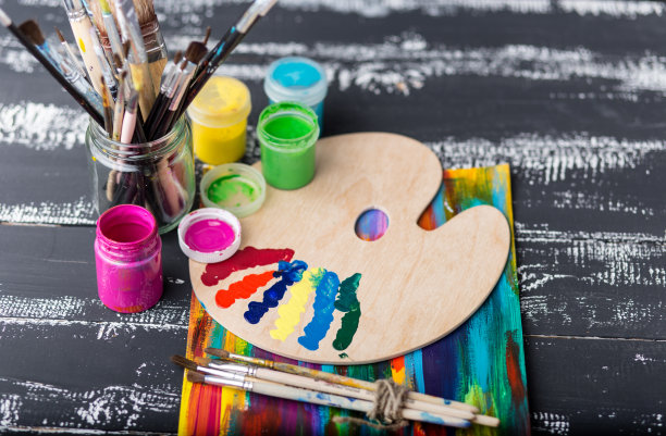 艺术家的工作室。俯视图的画笔调色板和丙烯酸颜料与白色帆布。一套画笔和油画颜料。艺术图片与复制空间和添加文本。儿童创造力项目图片下载