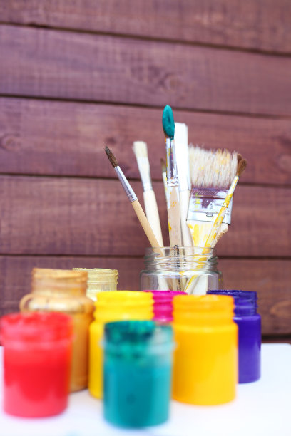 艺术家的工作室。俯视图的画笔调色板和丙烯酸颜料与白色帆布。一套画笔和油画颜料。艺术图片与复制空间和添加文本。儿童创造力项目图片下载