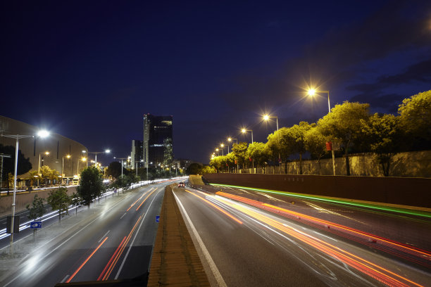 灯光照亮了城市的街道图片下载
