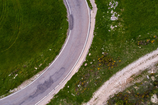 公路弯道的鸟瞰图图片下载