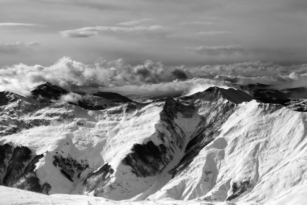 冬天的山在有风的日子云图片下载
