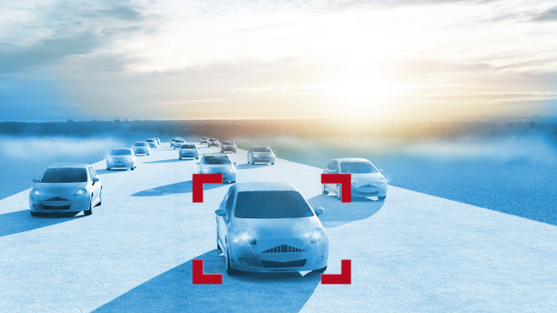 在城市街道上行驶时被监控摄像头发现的电动汽车图片下载