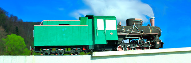 老式窄轨蒸汽机车，山区运输图片下载
