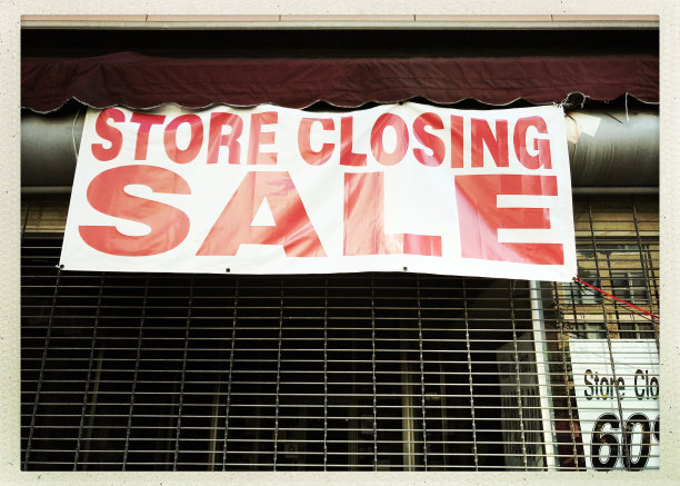 商店关闭标志和金属门图片下载