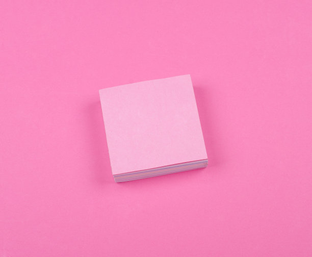 一堆空白的彩色贴纸在粉红色的纸背景上图片下载