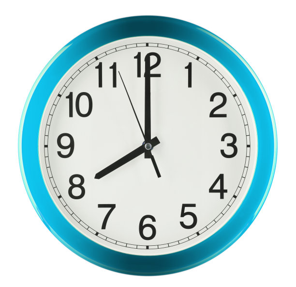 白色背景上孤立的挂钟。8点钟图片下载