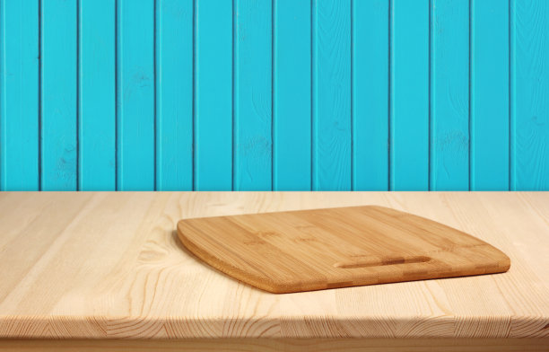 靠墙放着切菜板和蓝板的木桌。图片下载
