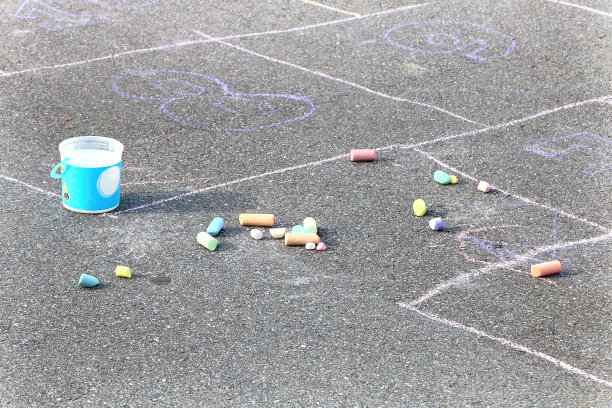 在沥青上画彩色粉笔图片下载