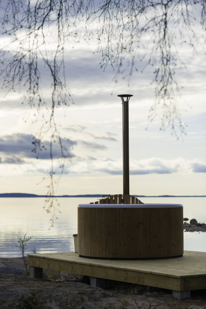 在风平浪静的日子里在海边泡热水澡图片下载