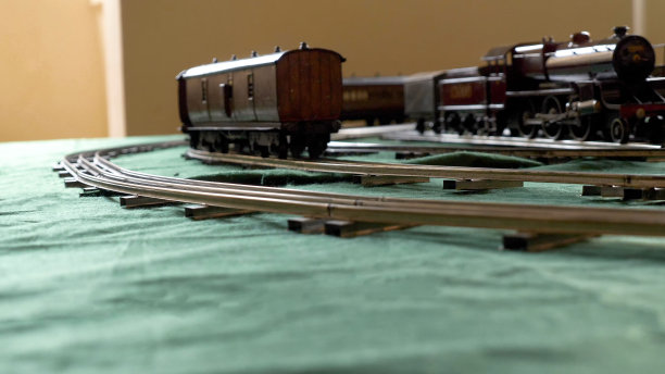 近距离观察由蒸汽机车和绿色客车组成的老式电动火车图片下载