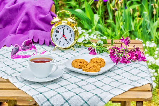 在盛夏的花园里喝茶图片下载