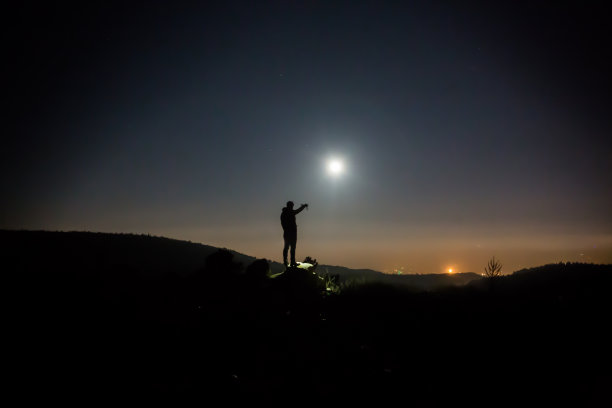 一个人在满月图片下载