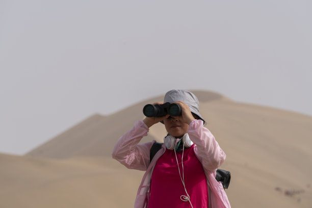 女背包客探索戈壁沙漠图片下载