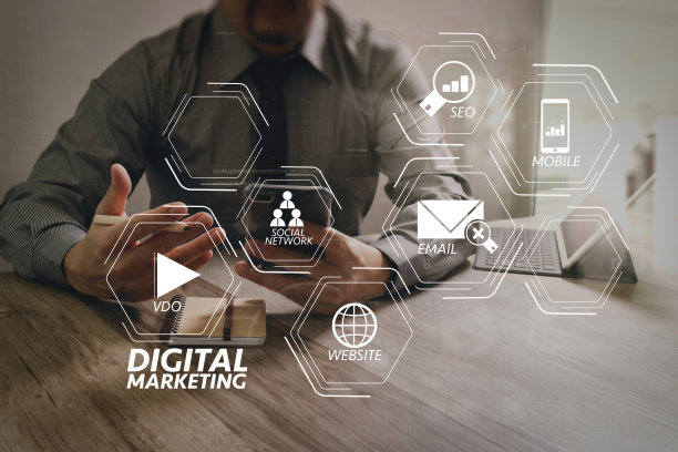 商人使用智能手机和键盘坞数字平板电脑。全球网络连接技术接口。大理石桌上，太阳耀斑效果图片下载