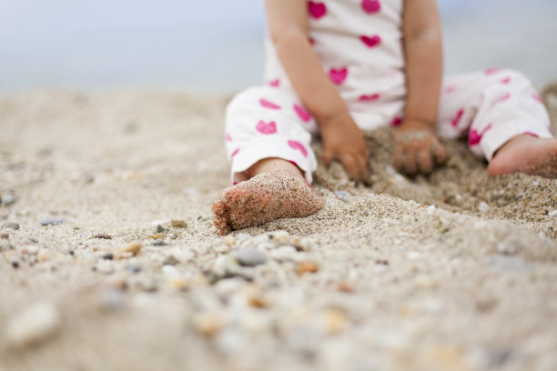 小女孩在沙滩上玩的时候图片下载