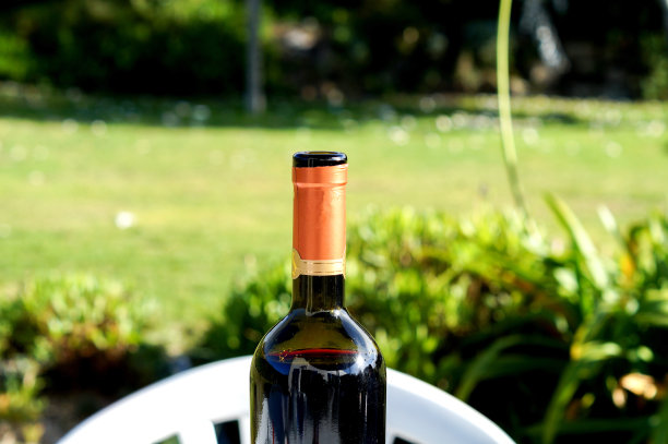 园子里的桌上放瓶酒图片下载