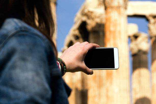 希腊雅典，奥林匹亚宙斯神庙的游客快照图片下载