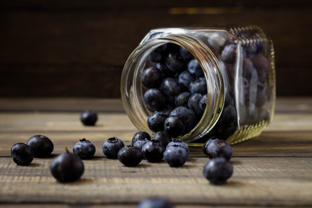 倒扣玻璃罐中的新鲜蓝莓图片下载