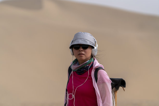 女背包客探索戈壁沙漠图片下载