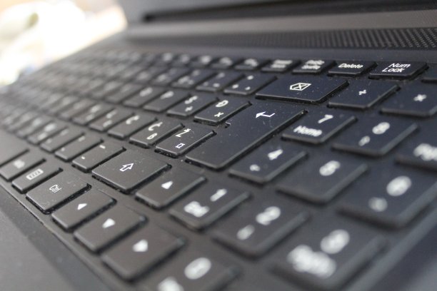 笔记本电脑键盘特写镜头图片下载