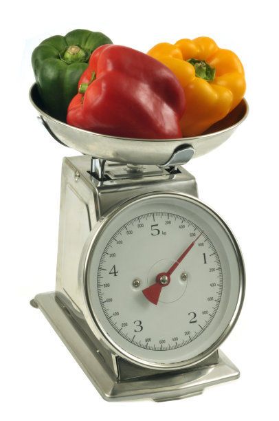 不同颜色的辣椒放在厨房的天平上图片下载