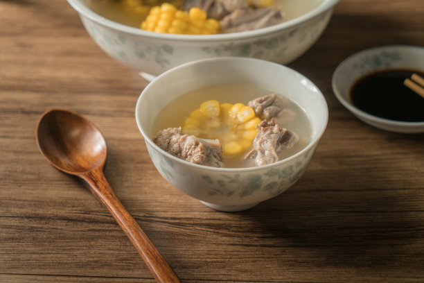 玉米骨汤，木纹背景图片下载